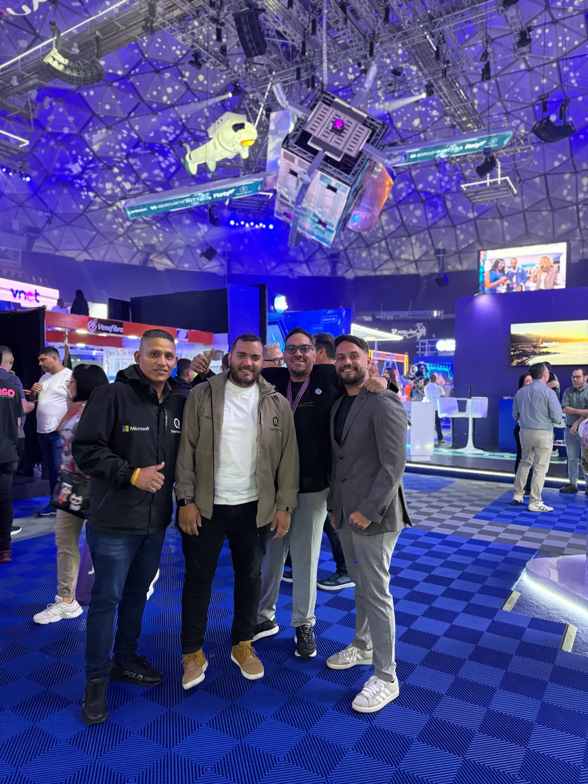 Cuatro integrantes del equipo Soportered en un evento tecnológico en Venezuela